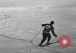 Image skieurs pratique au US Ski Patrol School Berchtesgaden Allemagne, 1957, de la seconde 8 séquences d'archives historiques vidéo 65675043166