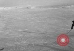 Image skieurs pratique au US Ski Patrol School Berchtesgaden Allemagne, 1957, de la seconde 9 séquences d'archives historiques vidéo 65675043166