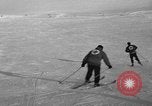 Image skieurs pratique au US Ski Patrol School Berchtesgaden Allemagne, 1957, de la seconde 10 séquences d'archives historiques vidéo 65675043166