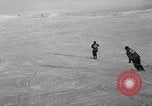 Image skieurs pratique au US Ski Patrol School Berchtesgaden Allemagne, 1957, de la seconde 11 séquences d'archives historiques vidéo 65675043166