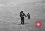 Image skieurs pratique au US Ski Patrol School Berchtesgaden Allemagne, 1957, de la seconde 12 séquences d'archives historiques vidéo 65675043166