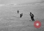 Image skieurs pratique au US Ski Patrol School Berchtesgaden Allemagne, 1957, de la seconde 13 séquences d'archives historiques vidéo 65675043166