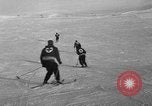 Image skieurs pratique au US Ski Patrol School Berchtesgaden Allemagne, 1957, de la seconde 14 séquences d'archives historiques vidéo 65675043166