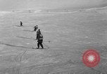 Image skieurs pratique au US Ski Patrol School Berchtesgaden Allemagne, 1957, de la seconde 16 séquences d'archives historiques vidéo 65675043166