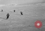 Image skieurs pratique au US Ski Patrol School Berchtesgaden Allemagne, 1957, de la seconde 17 séquences d'archives historiques vidéo 65675043166
