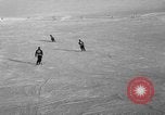 Image skieurs pratique au US Ski Patrol School Berchtesgaden Allemagne, 1957, de la seconde 18 séquences d'archives historiques vidéo 65675043166