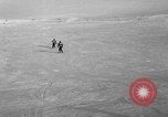 Image skieurs pratique au US Ski Patrol School Berchtesgaden Allemagne, 1957, de la seconde 21 séquences d'archives historiques vidéo 65675043166