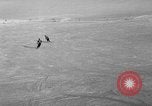 Image skieurs pratique au US Ski Patrol School Berchtesgaden Allemagne, 1957, de la seconde 22 séquences d'archives historiques vidéo 65675043166