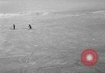 Image skieurs pratique au US Ski Patrol School Berchtesgaden Allemagne, 1957, de la seconde 24 séquences d'archives historiques vidéo 65675043166