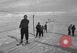 Image skieurs pratique au US Ski Patrol School Berchtesgaden Allemagne, 1957, de la seconde 25 séquences d'archives historiques vidéo 65675043166