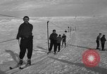 Image skieurs pratique au US Ski Patrol School Berchtesgaden Allemagne, 1957, de la seconde 26 séquences d'archives historiques vidéo 65675043166
