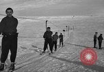 Image skieurs pratique au US Ski Patrol School Berchtesgaden Allemagne, 1957, de la seconde 27 séquences d'archives historiques vidéo 65675043166