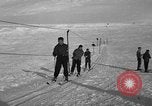 Image skieurs pratique au US Ski Patrol School Berchtesgaden Allemagne, 1957, de la seconde 28 séquences d'archives historiques vidéo 65675043166