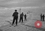 Image skieurs pratique au US Ski Patrol School Berchtesgaden Allemagne, 1957, de la seconde 29 séquences d'archives historiques vidéo 65675043166