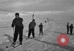 Image skieurs pratique au US Ski Patrol School Berchtesgaden Allemagne, 1957, de la seconde 30 séquences d'archives historiques vidéo 65675043166