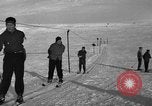 Image skieurs pratique au US Ski Patrol School Berchtesgaden Allemagne, 1957, de la seconde 31 séquences d'archives historiques vidéo 65675043166