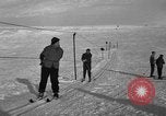 Image skieurs pratique au US Ski Patrol School Berchtesgaden Allemagne, 1957, de la seconde 32 séquences d'archives historiques vidéo 65675043166