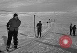 Image skieurs pratique au US Ski Patrol School Berchtesgaden Allemagne, 1957, de la seconde 33 séquences d'archives historiques vidéo 65675043166