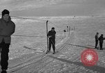 Image skieurs pratique au US Ski Patrol School Berchtesgaden Allemagne, 1957, de la seconde 34 séquences d'archives historiques vidéo 65675043166
