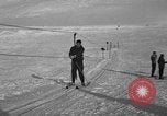 Image skieurs pratique au US Ski Patrol School Berchtesgaden Allemagne, 1957, de la seconde 35 séquences d'archives historiques vidéo 65675043166