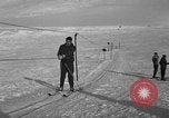 Image skieurs pratique au US Ski Patrol School Berchtesgaden Allemagne, 1957, de la seconde 36 séquences d'archives historiques vidéo 65675043166