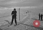 Image skieurs pratique au US Ski Patrol School Berchtesgaden Allemagne, 1957, de la seconde 37 séquences d'archives historiques vidéo 65675043166