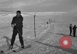 Image skieurs pratique au US Ski Patrol School Berchtesgaden Allemagne, 1957, de la seconde 38 séquences d'archives historiques vidéo 65675043166