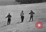 Image skieurs pratique au US Ski Patrol School Berchtesgaden Allemagne, 1957, de la seconde 48 séquences d'archives historiques vidéo 65675043166