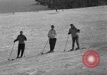 Image skieurs pratique au US Ski Patrol School Berchtesgaden Allemagne, 1957, de la seconde 49 séquences d'archives historiques vidéo 65675043166