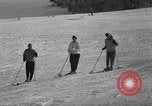 Image skieurs pratique au US Ski Patrol School Berchtesgaden Allemagne, 1957, de la seconde 50 séquences d'archives historiques vidéo 65675043166