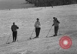 Image skieurs pratique au US Ski Patrol School Berchtesgaden Allemagne, 1957, de la seconde 51 séquences d'archives historiques vidéo 65675043166