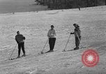 Image skieurs pratique au US Ski Patrol School Berchtesgaden Allemagne, 1957, de la seconde 52 séquences d'archives historiques vidéo 65675043166