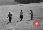 Image skieurs pratique au US Ski Patrol School Berchtesgaden Allemagne, 1957, de la seconde 53 séquences d'archives historiques vidéo 65675043166