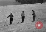 Image skieurs pratique au US Ski Patrol School Berchtesgaden Allemagne, 1957, de la seconde 54 séquences d'archives historiques vidéo 65675043166