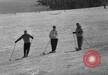 Image skieurs pratique au US Ski Patrol School Berchtesgaden Allemagne, 1957, de la seconde 55 séquences d'archives historiques vidéo 65675043166