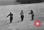 Image skieurs pratique au US Ski Patrol School Berchtesgaden Allemagne, 1957, de la seconde 56 séquences d'archives historiques vidéo 65675043166