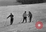 Image skieurs pratique au US Ski Patrol School Berchtesgaden Allemagne, 1957, de la seconde 57 séquences d'archives historiques vidéo 65675043166