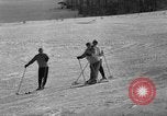 Image skieurs pratique au US Ski Patrol School Berchtesgaden Allemagne, 1957, de la seconde 58 séquences d'archives historiques vidéo 65675043166