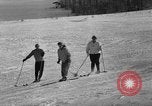 Image skieurs pratique au US Ski Patrol School Berchtesgaden Allemagne, 1957, de la seconde 59 séquences d'archives historiques vidéo 65675043166
