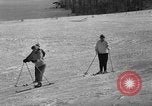 Image skieurs pratique au US Ski Patrol School Berchtesgaden Allemagne, 1957, de la seconde 60 séquences d'archives historiques vidéo 65675043166