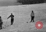 Image skieurs pratique au US Ski Patrol School Berchtesgaden Allemagne, 1957, de la seconde 61 séquences d'archives historiques vidéo 65675043166