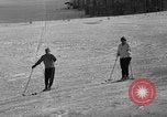 Image skieurs pratique au US Ski Patrol School Berchtesgaden Allemagne, 1957, de la seconde 62 séquences d'archives historiques vidéo 65675043166