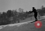 Image skieurs exerçant à l'école de patrouille de ski aux États-Unis Berchtesgaden Allemagne, 1957, de la seconde 7 séquences d'archives historiques vidéo 65675043167
