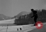 Image skieurs exerçant à l'école de patrouille de ski aux États-Unis Berchtesgaden Allemagne, 1957, de la seconde 8 séquences d'archives historiques vidéo 65675043167
