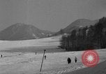Image skieurs exerçant à l'école de patrouille de ski aux États-Unis Berchtesgaden Allemagne, 1957, de la seconde 9 séquences d'archives historiques vidéo 65675043167