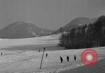 Image skieurs exerçant à l'école de patrouille de ski aux États-Unis Berchtesgaden Allemagne, 1957, de la seconde 10 séquences d'archives historiques vidéo 65675043167