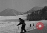 Image skieurs exerçant à l'école de patrouille de ski aux États-Unis Berchtesgaden Allemagne, 1957, de la seconde 11 séquences d'archives historiques vidéo 65675043167