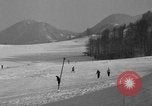 Image skieurs exerçant à l'école de patrouille de ski aux États-Unis Berchtesgaden Allemagne, 1957, de la seconde 12 séquences d'archives historiques vidéo 65675043167