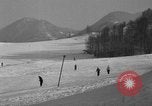 Image skieurs exerçant à l'école de patrouille de ski aux États-Unis Berchtesgaden Allemagne, 1957, de la seconde 13 séquences d'archives historiques vidéo 65675043167