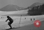 Image skieurs exerçant à l'école de patrouille de ski aux États-Unis Berchtesgaden Allemagne, 1957, de la seconde 14 séquences d'archives historiques vidéo 65675043167